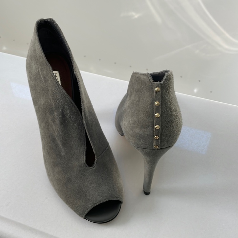 NWOT Haolgen Suede Grey Booties